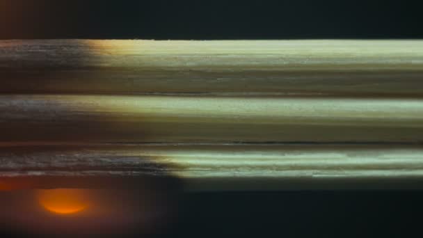 Brûler des cure-dents en bois, des bâtons 