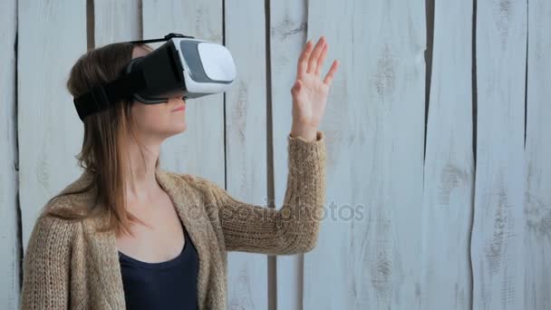 Jeune femme utilisant des lunettes de réalité virtuelle — Video