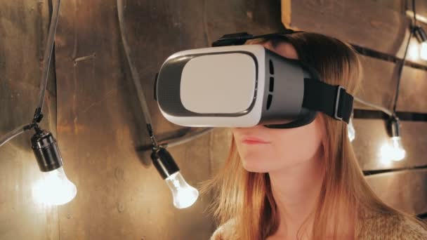 Jovem mulher usando óculos de realidade virtual — Vídeo de Stock