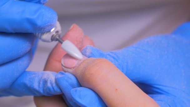 Der Meister benutzt eine elektrische Maschine, um den Nagellack zu entfernen — Stockvideo