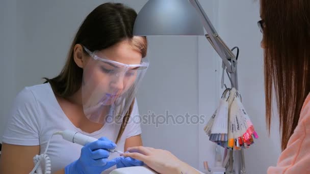 Mestre prego remover esmalte de unhas no salão de beleza com máquina elétrica especial — Vídeo de Stock