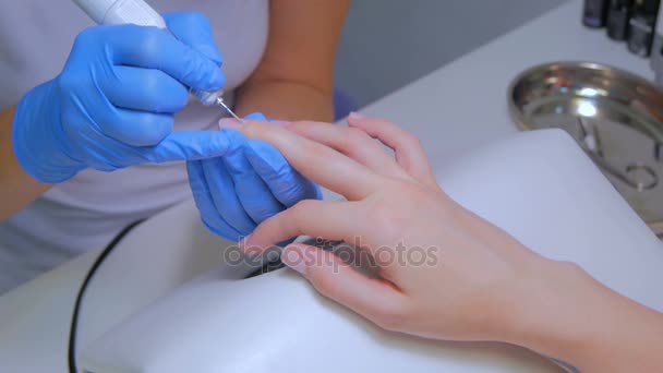 Manicura de hardware em um salão. Manicure está aplicando broca elétrica de arquivo de unhas — Vídeo de Stock