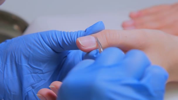 Limpar cutícula manicure com tesoura profissional para manicure — Vídeo de Stock