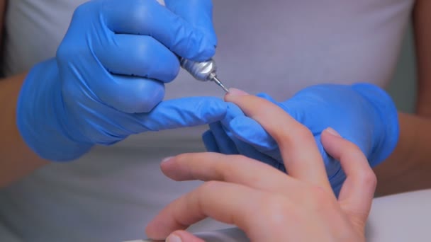 Hardware manicure in een salon. Manicure is het toepassen van elektrische nagelvijl boor — Stockvideo