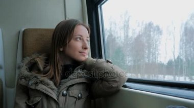 Rahatlatıcı ve tren pencereden dışarı bakıyor dalgın kadın