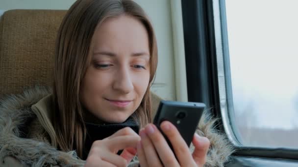 Συλλογισμένος γυναίκα που ταξιδεύουν με τρένο και χρησιμοποιώντας ένα smartphone — Αρχείο Βίντεο