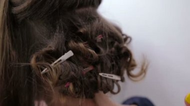 Profesyonel kuaför saç modeli çok genç kız için yapıyor