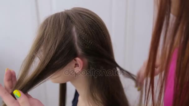 Tres disparos. Peluquería profesional haciendo peinado para mujer bonita joven con el pelo largo — Vídeos de Stock