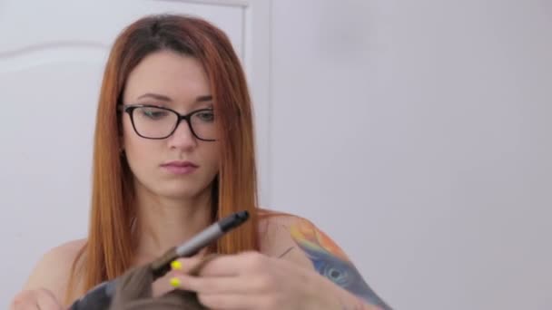 Professionele kapper doen kapsel voor vrij tiener meisje - krullen maken — Stockvideo