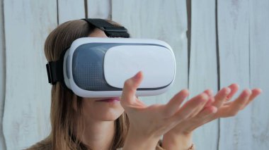 Sanal gerçeklik gözlüğü kullanan genç bir kadın.