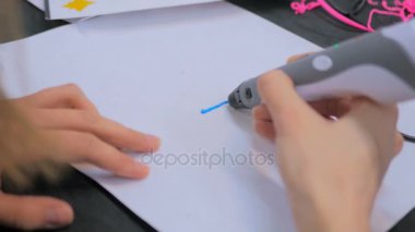 3D baskı kalem kullanan kadın