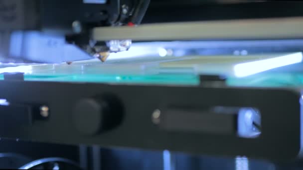 3D printer tijdens het werk — Stockvideo
