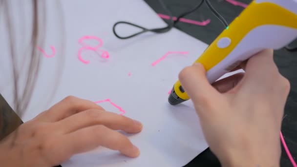 Γυναίκα που χρησιμοποιούν 3d εκτύπωση στυλό — Αρχείο Βίντεο