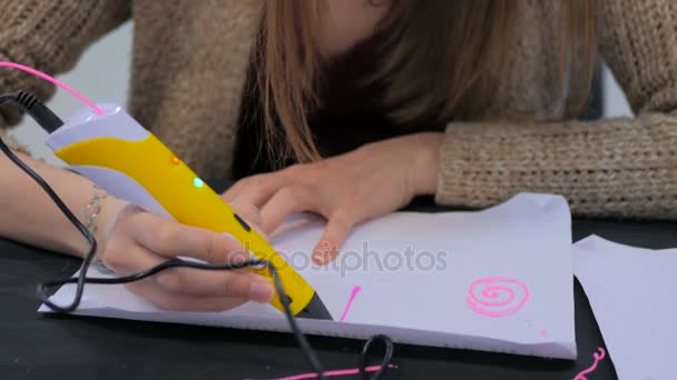 Mujer usando pluma de impresión 3D — Vídeos de Stock