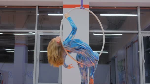 Пластикова красива дівчина-гімнастка на акробатичному цирковому кільці — стокове відео