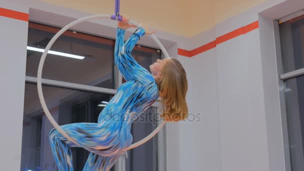 Gimnastyczka z tworzywa sztucznego piękna dziewczyna na pierścieniu akrobacji cyrkowych — Wideo stockowe