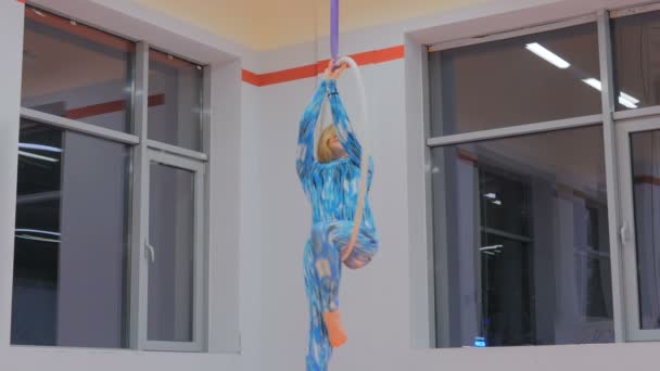 Plastique belle fille gymnaste sur acrobatique cirque anneau — Video