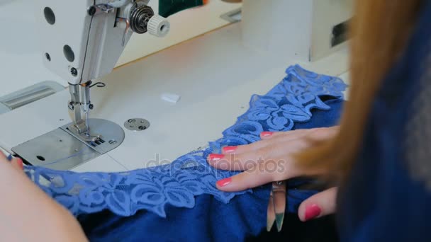 Diseñador de moda profesional trabajando en el estudio de costura — Vídeos de Stock