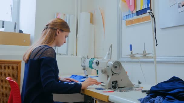 Sastre profesional, diseñador de moda cosiendo ropa con máquina de coser — Vídeos de Stock