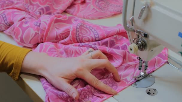 Sastre profesional, diseñador de moda cosiendo ropa con máquina de coser — Vídeos de Stock