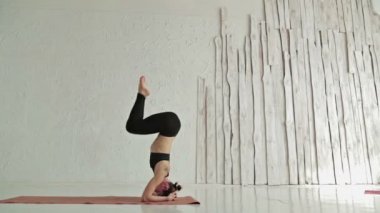Sportif kadın fitness salonunda Yoga uygulamak