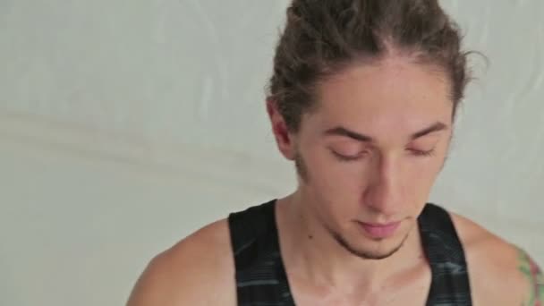 Fitness salonunda pratik yoga sportif genç adam - heron poz, krounchasana — Stok video