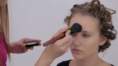 4 çekim. Kadının yüzüne toz uygulama profesyonel makyaj sanatçısı