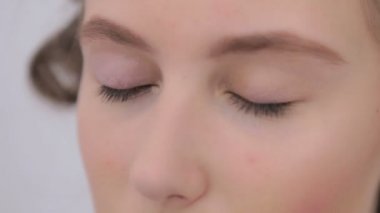 Profesyonel makyöz modeli göz temel krem göz farı astar uygulamak