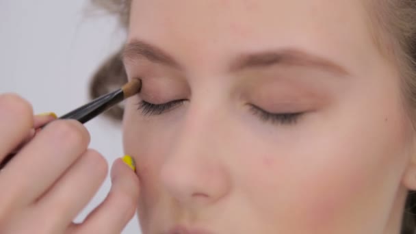 Maquillador profesional aplicando sombra de ojos — Vídeos de Stock