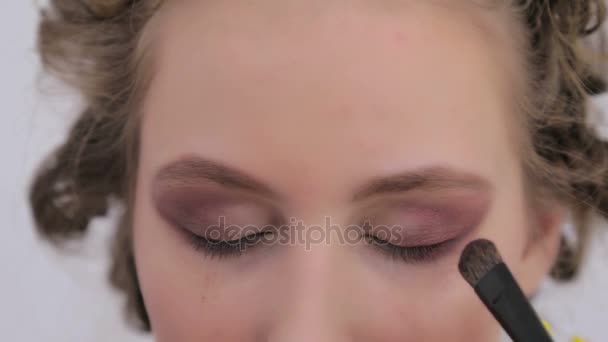 Maquillador profesional aplicando sombra de ojos — Vídeos de Stock