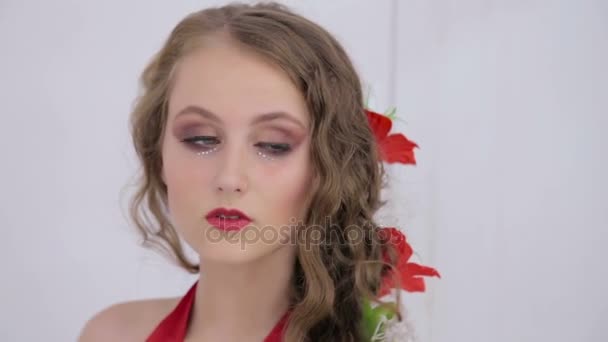 Ragazza insolita con trucco creativo in abito guardando il suo riflesso nello specchio — Video Stock