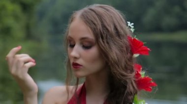 Ağır çekim vurdu. Yaratıcı makyajlı gizemli kız portresi