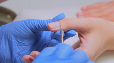 Manikürcü manikür için profesyonel makasla kütikül temizleyin