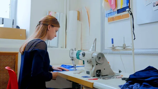 Professionele kleermaker, modeontwerper naaikleding met naaimachine — Stockfoto