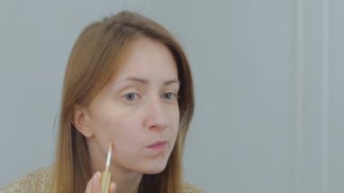 Güzel ve genç birbayan geçerlidir kapatıcı Vakfı krem makyaj