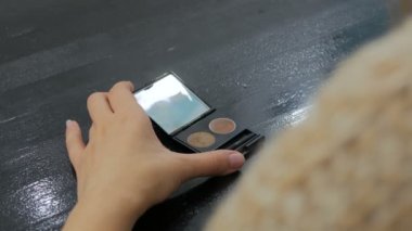 Güzel genç kadın beyaz odada kaşları çizim