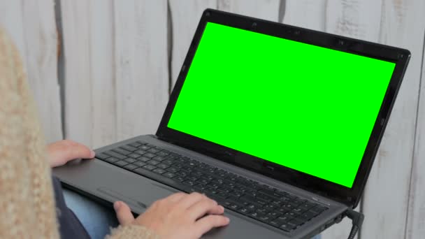 Mujer usando el ordenador portátil con pantalla verde — Vídeos de Stock