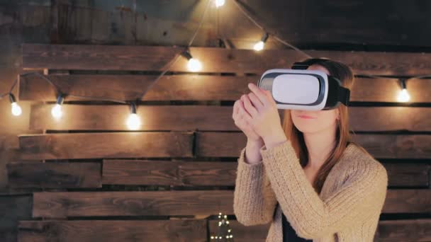 Jovem mulher usando óculos de realidade virtual — Vídeo de Stock