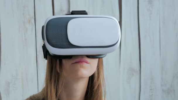 Νεαρή γυναίκα που χρησιμοποιεί γυαλιά εικονικής πραγματικότητας — Αρχείο Βίντεο