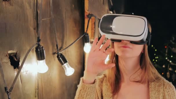 Mujer joven usando gafas de realidad virtual — Vídeos de Stock