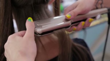 Kuaför Salonu istemcisinin uzun saç düzleştirici kullanarak Kuaför