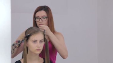 Kuaför Salonu istemcisinin uzun saç düzleştirici kullanarak Kuaför