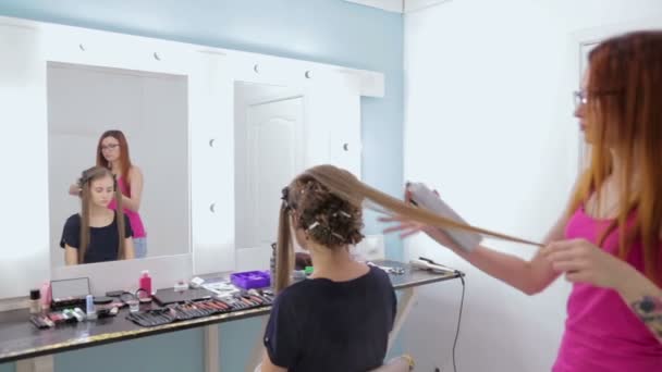 Fiatal csinos nő, hosszú haj frizura csinál profi fodrász — Stock videók