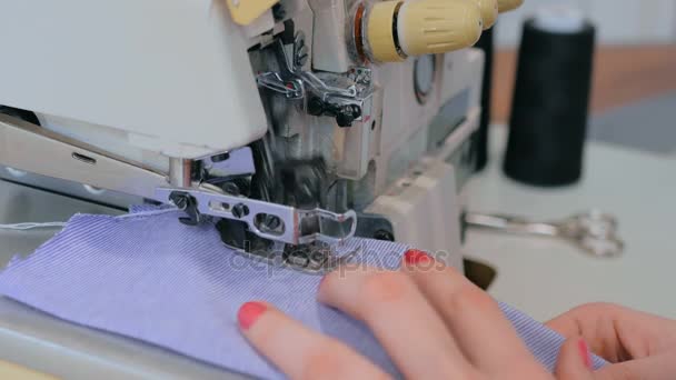 Close-up shot van overlock naaimachine — Stockvideo