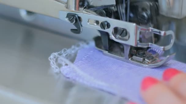 Close up tiro de overlock máquina de costura — Vídeo de Stock