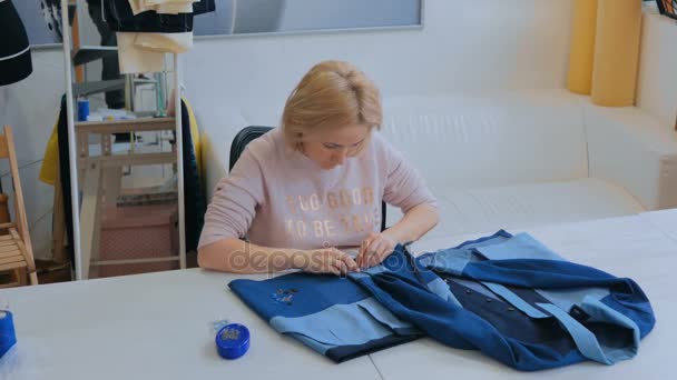 Professional krawiec, Projektant pomiarowych Bluza treningowa do szycia Atelier — Wideo stockowe