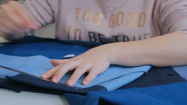 Sastre profesional, chaqueta de traje de medida de diseño para coser en atelier . — Vídeos de Stock