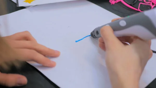 Жінка використовує 3D-друкарську ручку — стокове фото