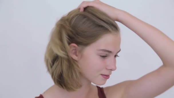 Πορτρέτο του όμορφη έφηβος κορίτσι χωρίς μακιγιάζ — Αρχείο Βίντεο