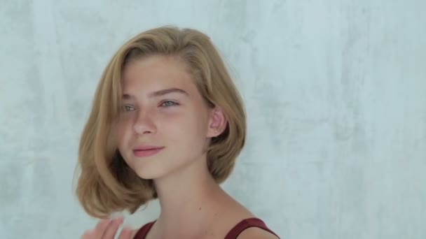 Портрет красивої дівчини-підлітка без макіяжу — стокове відео